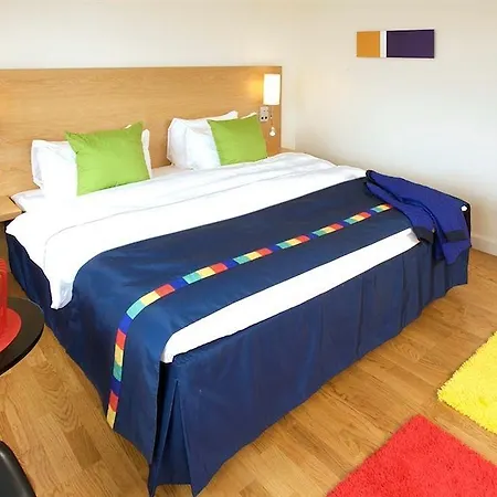 Radisson Red Centre, A Verified Net Zero ホテル 4*