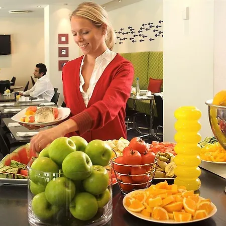 Radisson Red Centre, A Verified Net Zero ホテル