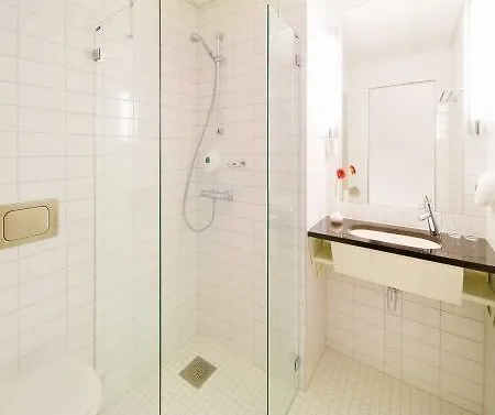 Radisson Red Centre, A Verified Net Zero ホテル 4*