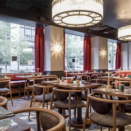 Radisson Red Centre, A Verified Net Zero מלון